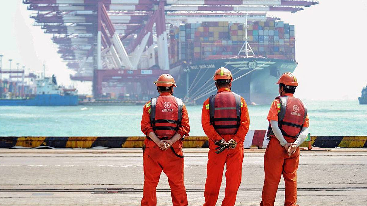 Loading a container ship