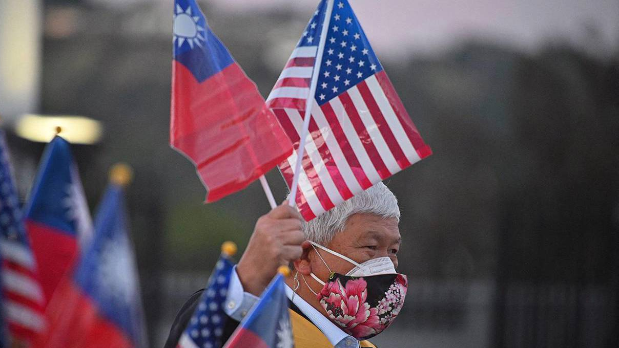 US and Taiwanese flags