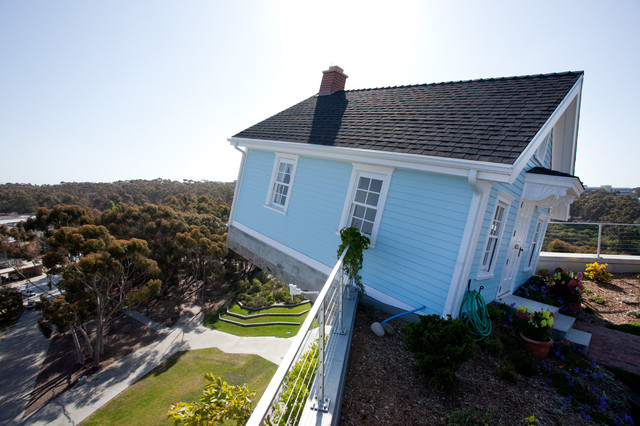 House on edge of cliff