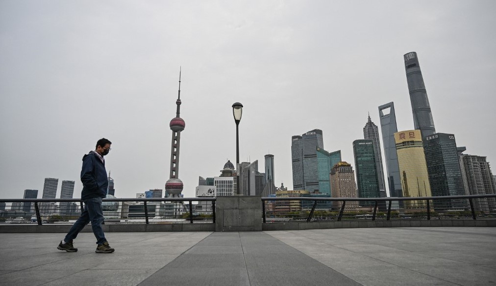 Shanghai Bund is empty of people