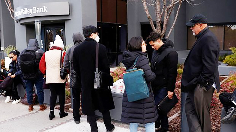 Customer line outside Silicon Valley Bank