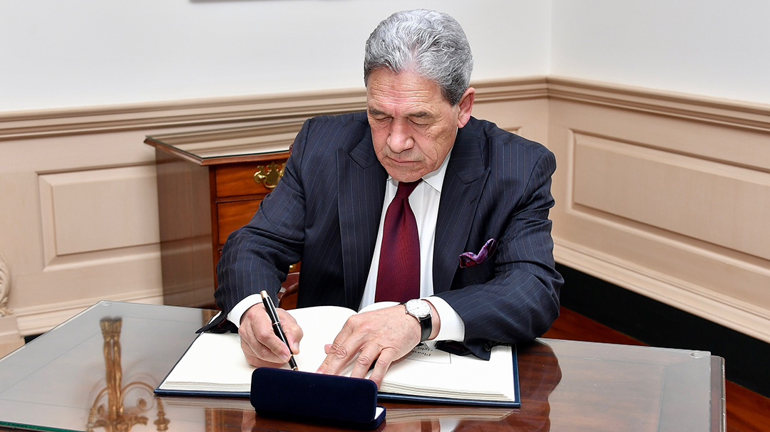 Winston Peters signs U.S. Secretary of State Michael R. Pompeo's guestbook before their meeting at the U.S. Department of State in Washington in 2018