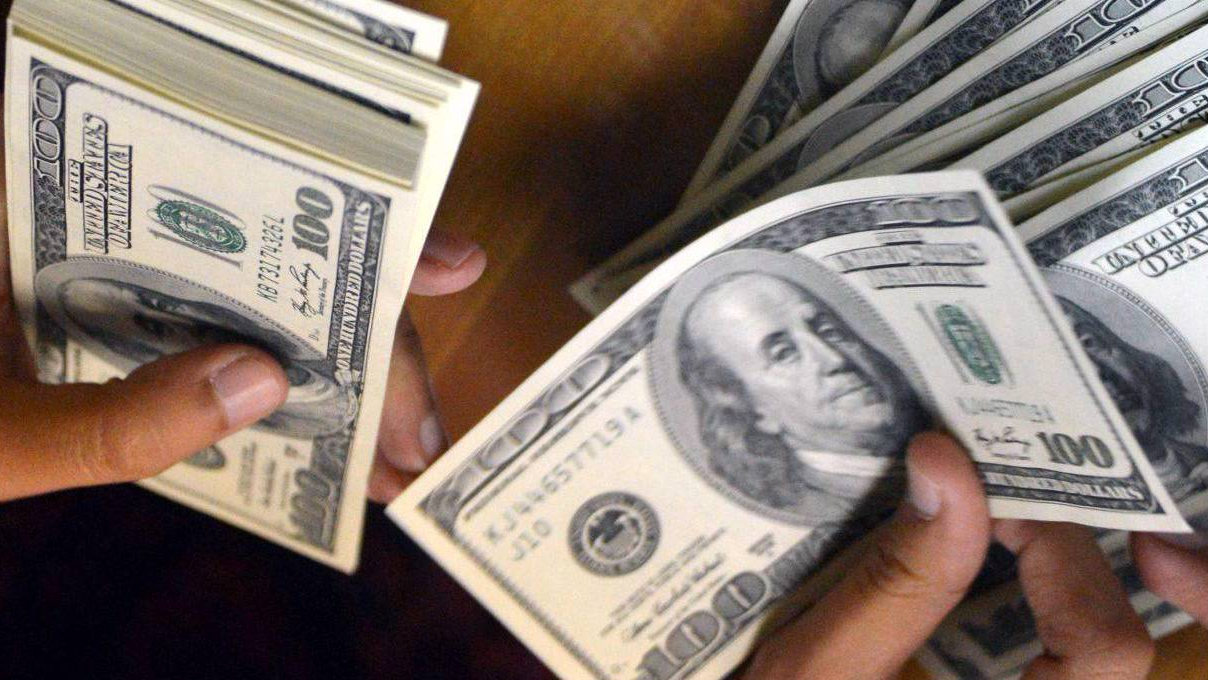 Exodus begins from crowded long-US greenback industry