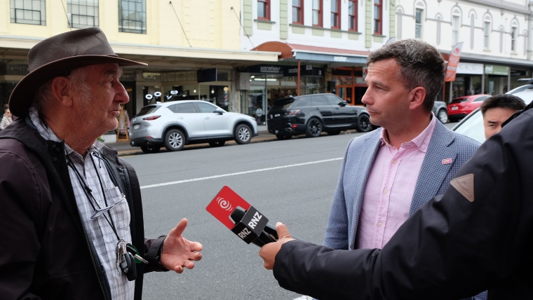 A member of the public in Devonport talks to ACT leader David Seymour about bottom trawling. Image source: Mandy Te