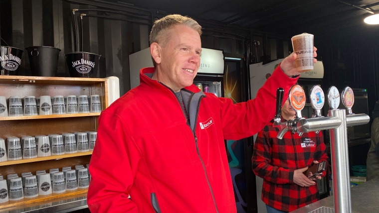 Labour leader Chris Hipkins happy with his pint pour in Upper Hutt while campaigning. Image source: Mandy Te