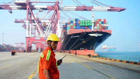 loading containers in China