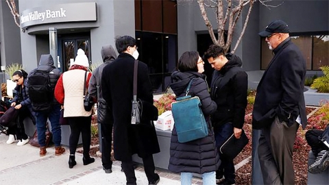 Customer line outside Silicon Valley Bank