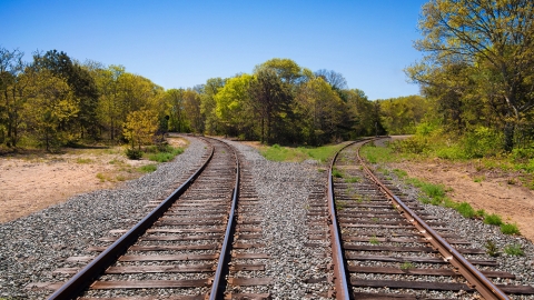 Diverging rail tracks