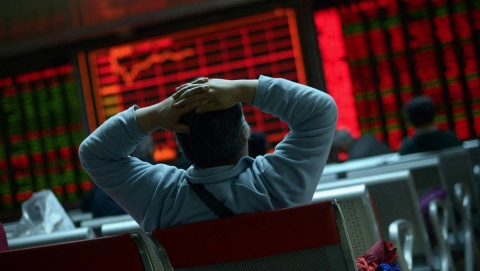 investor ponders red screens