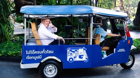 New Zealand's self-described 'Salesman-In-Chief' tours Bangkok in an electric tuk tuk
