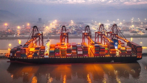 loading container ship in China