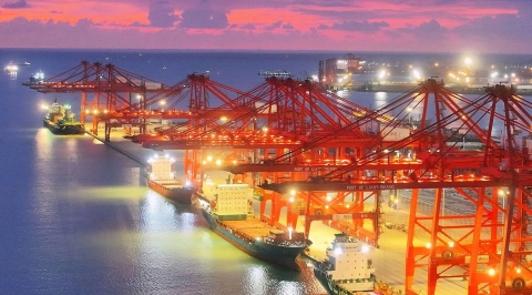 loading container ship
