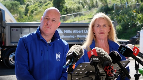 National leader Christopher Luxon and National's social development and employment spokesperson Louise Upston at Mills Albert Limited in Paraparaumu. Image source: Mandy Te