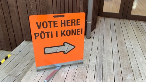  A voting sign at a voting place simulation in Wellington, 2023